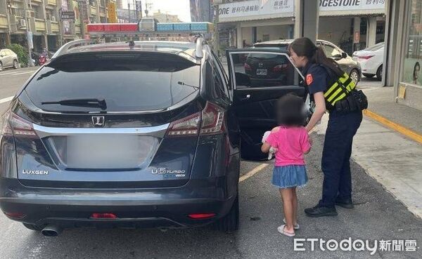 ▲虎尾分局員警溫柔安撫迷途女童情緒,耐心詢問身分,展現人性關懷。(圖/記者游瓊華翻攝)