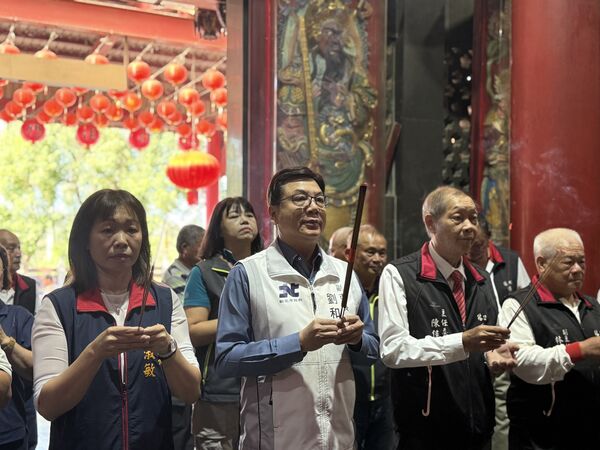 ▲劉和然赴蘆洲湧蓮寺、林口頂福巖參拜。(圖/新北市民政局提供)