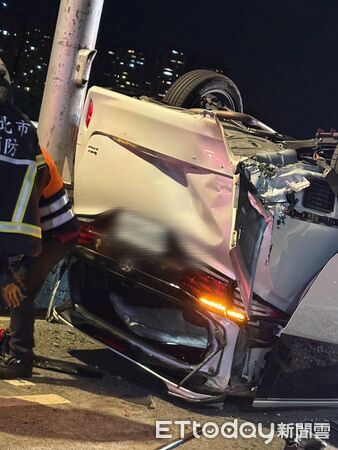▲▼駕駛用導航分神,導致百萬保母車翻覆華中橋。(圖/記者邱中岳翻攝)