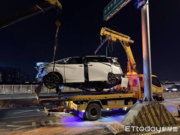 ▲▼駕駛用導航分神,導致百萬保母車翻覆華中橋。(圖/記者邱中岳翻攝)