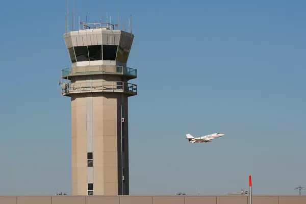 ▲▼受到美國政府停擺影響,全美超過1000個航班遭到取消,旅客為了過安檢大排長龍。(圖/達志影像/美聯社)