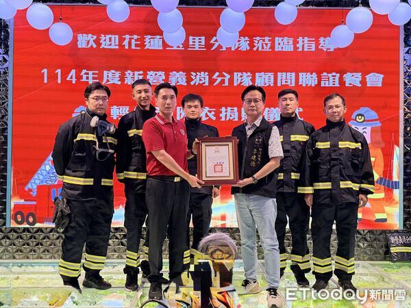 ▲新營義消與民間善心人士捐贈防焰工作服,由顧問團長李建德代表移交。(記者林東良翻攝)