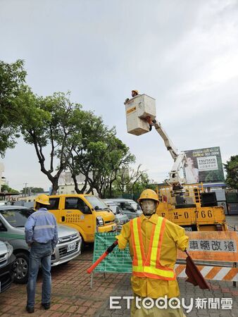 ▲台電台南區處因應鳳凰颱風提前部署,進行樹修與配電巡檢。(記者林東良翻攝,下同)