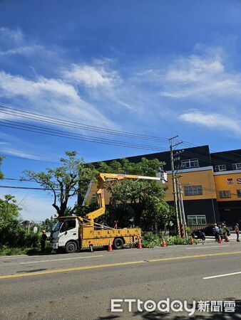▲台電台南區處因應鳳凰颱風提前部署,進行樹修與配電巡檢。(記者林東良翻攝,下同)