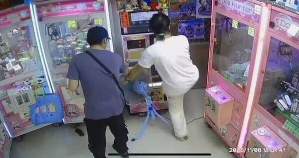 ▲網紅「吃屎哥」游兆霖在平鎮區經營娃娃店,6日晚間遭2名男子闖入破壞,還撒了一地啤酒。(圖/翻攝自《「吃屎哥」》臉書)