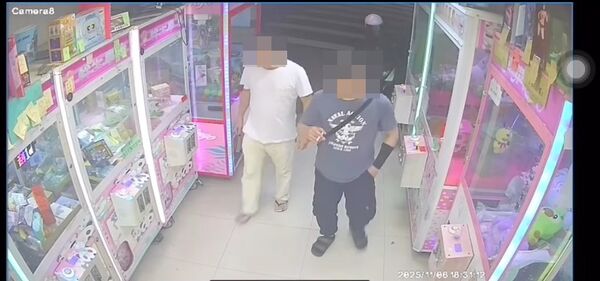 ▲網紅「吃屎哥」在平鎮區經營娃娃店,6日晚間遭2名男子闖入。(圖/翻攝自《「吃屎哥」》臉書)