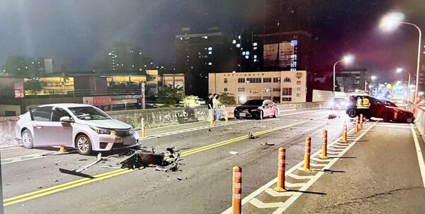 ▲桃園市中豐路陸橋今天凌晨發生2車碰撞事故,現場佈滿汽車零件碎片。(圖/平鎮警方提供)
