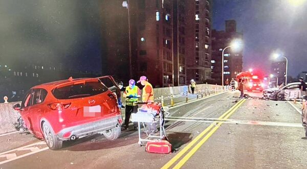 ▲桃園市中豐路陸橋今天凌晨發生2車碰撞事故,平鎮警消均到場處理。(圖/平鎮警方提供)
