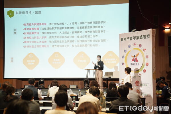 ▲台南市府與14所大專校院簽署合作備忘錄,共組「青年策略聯盟」。(記者林東良翻攝,下同)