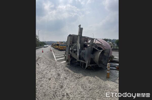 ▲▼國道3號竹崎路段大貨車自翻。(記者翁伊森翻攝)