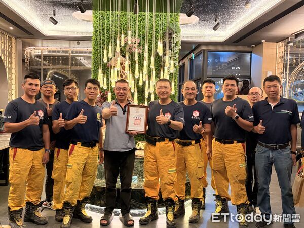 ▲聖曜課後照顧中心負責人王健源捐助慰問物資,並認養搜救犬DOTA一年,展現對特搜隊的支援。(圖/記者林東良翻攝,下同)