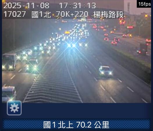 ▲鄭姓男子今年6月間凌晨駕駛未掛車牌自小客行駛國道五楊高架路段,遭警攔查拒檢瘋狂逃逸,最後在楊梅校前路自撞護欄被警方攔查,圖為案發地點。(圖/翻攝自國道即時路況)