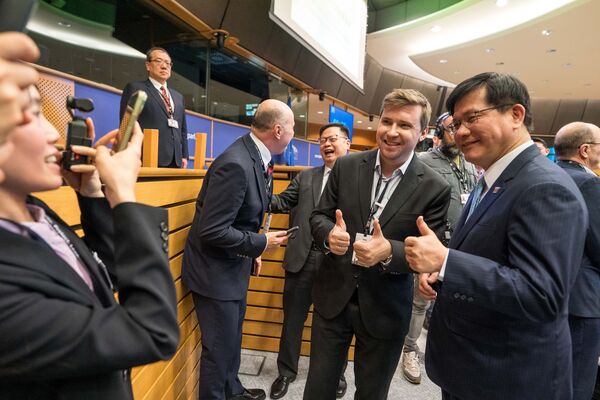 ▲▼副總統蕭美琴於演講後,在佳龍和我國駐歐盟兼駐比利時代表謝志偉大使陪同下與現場議員互動。(圖/翻攝自Facebook/林佳龍)