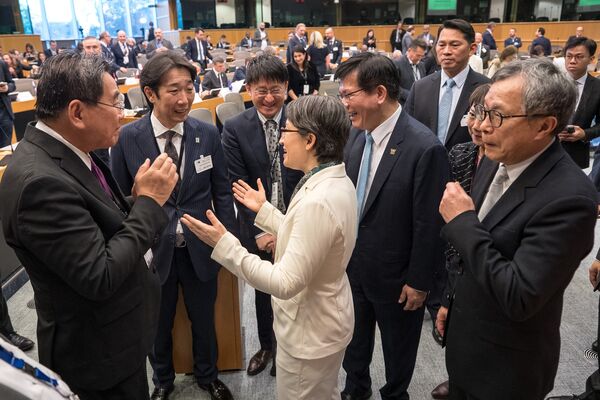 ▲▼副總統蕭美琴於演講後,在外交部長林佳龍和我國駐歐盟兼駐比利時代表謝志偉大使陪同下與現場議員互動。(圖/翻攝自Facebook/林佳龍)