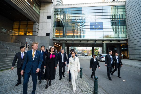 ▲▼副總統蕭美琴完成演講後,由歐洲議會總務長Miriam Lexmann(左二)及IPAC執行主任Luke de Pulford(左一)陪同步行至歐洲議會門口。(圖/翻攝自Facebook/林佳龍)