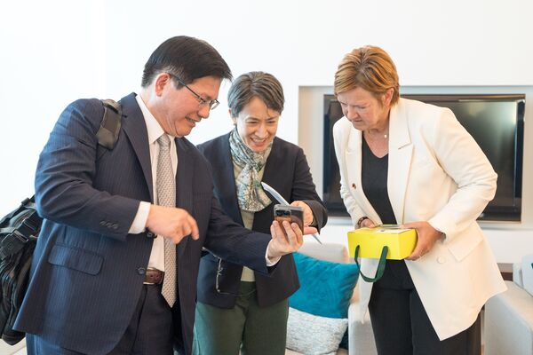 ▲▼擔任IPAC比利時共同主席的比利時眾議院外交委員會主席Els Van Hoof接機歡迎副總統蕭美琴及外交部訪團一行。(圖/翻攝自Facebook/林佳龍)