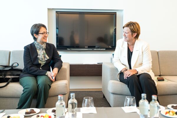 ▲▼擔任IPAC比利時共同主席的比利時眾議院外交委員會主席Els Van Hoof接機歡迎副總統蕭美琴及外交部訪團一行。(圖/翻攝自Facebook/林佳龍)