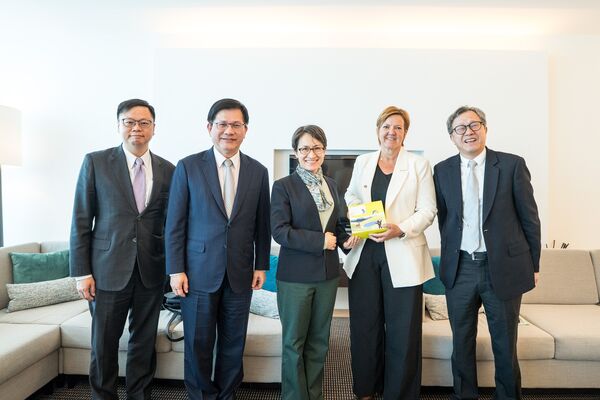 ▲▼擔任IPAC比利時共同主席的比利時眾議院外交委員會主席Els Van Hoof(右二)接機歡迎副總統蕭美琴及外交部訪團一行。(圖/翻攝自Facebook/林佳龍)