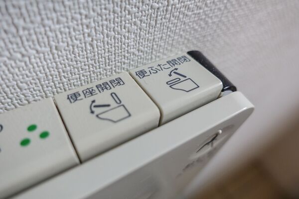 日本主播田中萌表示從不使用免治馬桶,直言對水柱噴口的衛生狀況感到疑慮,引發網友論戰。(示意圖,photoAC)