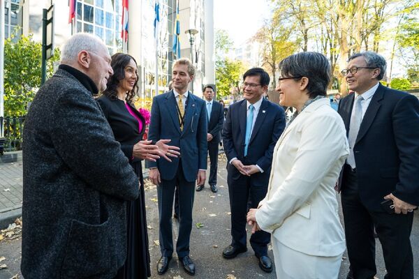 ▲▼歐洲議會總務長Miriam Lexmann(左二)及歐洲議會外交委員會議員Bernard Guetta(左一)等兩位IPAC歐洲議會共同主席,與IPAC執行主任Luke de Pulford(左三),在歐洲議會門口迎接副總統蕭美琴及外交部長林佳龍。(圖/外交部提供)