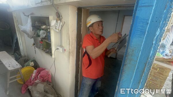 ▲台南做工行善團工會志工進場修繕受災住家,協助弱勢恢復安心生活。(記者林東良翻攝,下同)