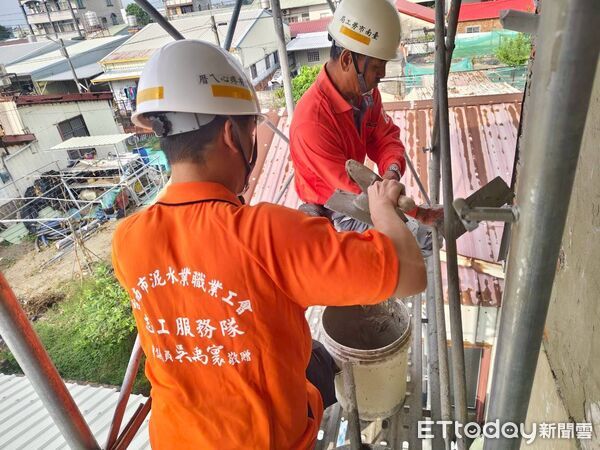 ▲台南做工行善團工會志工進場修繕受災住家,協助弱勢恢復安心生活。(記者林東良翻攝,下同)