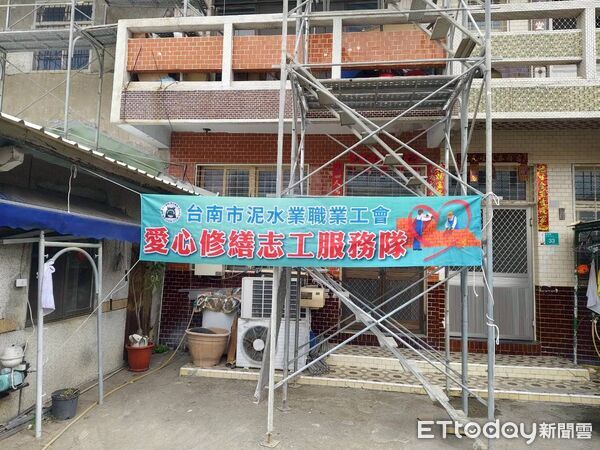 ▲台南做工行善團工會志工進場修繕受災住家,協助弱勢恢復安心生活。(記者林東良翻攝,下同)
