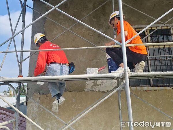 ▲台南做工行善團工會志工進場修繕受災住家,協助弱勢恢復安心生活。(記者林東良翻攝,下同)