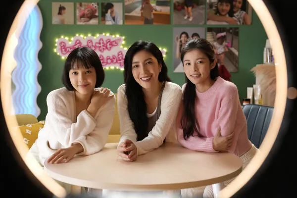 ▲詹子萱在《看看你有多愛我》與楊謹華、林思廷飾演一家人。(圖/Hami Video提供)