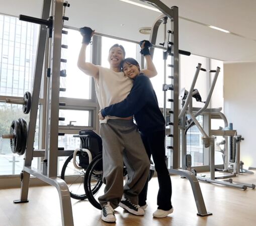 ▲▼輪椅族YTR朴偉癱瘓11年站起來了!平視望愛妻宋枝恩 實現婚前承諾。(圖/翻攝自朴偉IG)