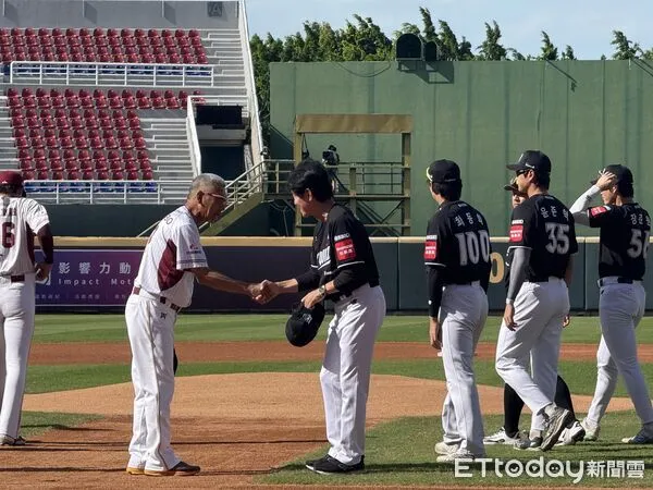 ▲▼KT巫師教頭李強喆(右)與桃猿教頭古久保健二(左)賽前相互致意。(圖/記者楊舒帆攝)