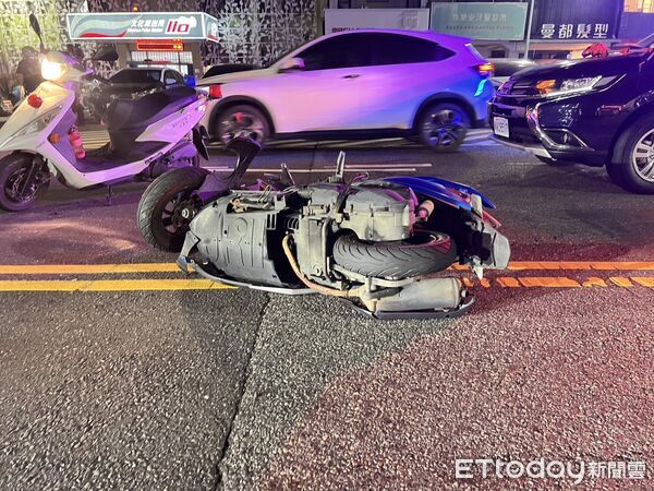 ▲陳姓男子駕自小客車疑逆向行駛與機車對撞,造成吳姓騎士多處受傷。(記者林東良翻攝,下同)