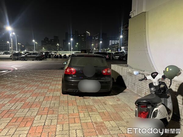 ▲陳姓男子駕自小客車疑逆向行駛與機車對撞,造成吳姓騎士多處受傷。(記者林東良翻攝,下同)