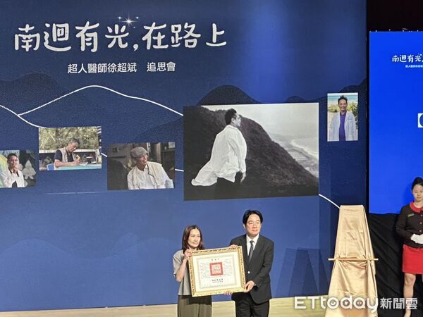 賴清德頒發褒揚令給徐超斌的家屬。(圖/記者趙于婷攝)