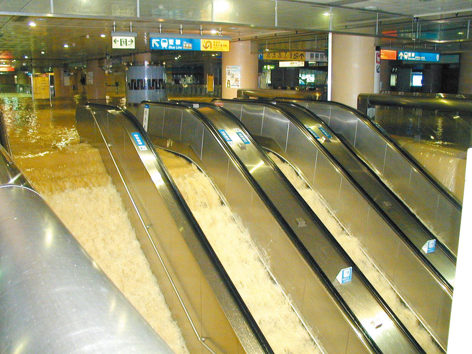 ▲▼北捷站內的「巨大金庫門」用途曝光。(圖/翻攝臉書/台北捷運)