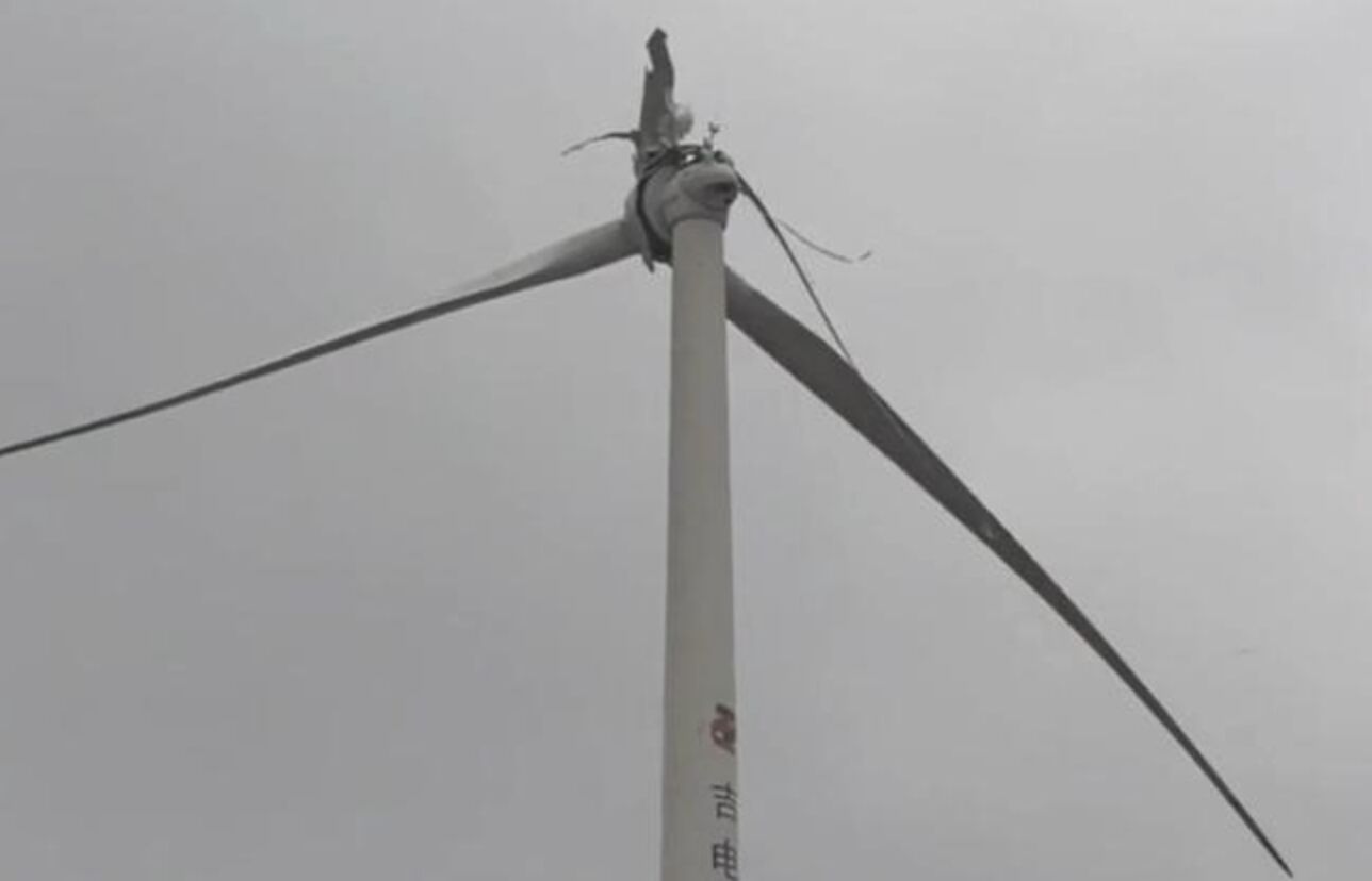 ▲九江一處風電機組葉片斷裂,大量玻璃纖維碎片四散墜落。(圖/翻攝翻攝極目新聞)