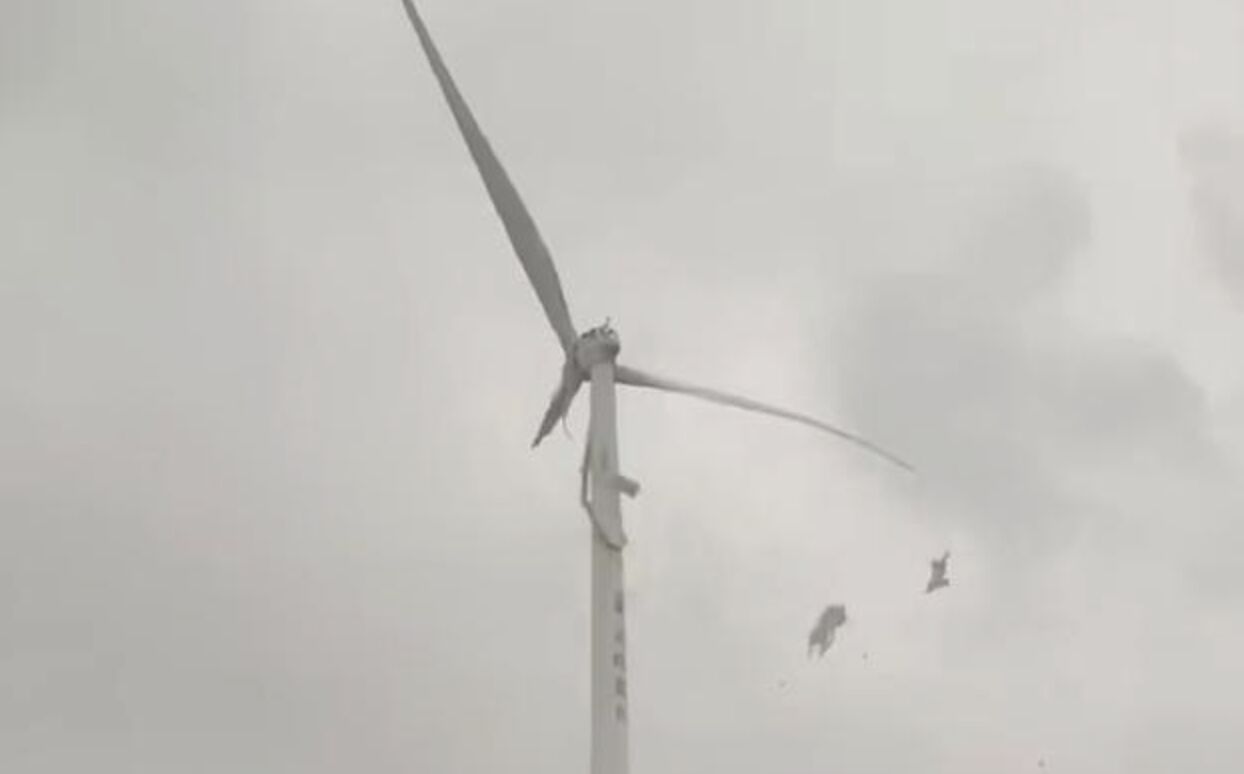 ▲九江一處風電機組葉片斷裂,大量玻璃纖維碎片四散墜落。(圖/翻攝翻攝極目新聞)