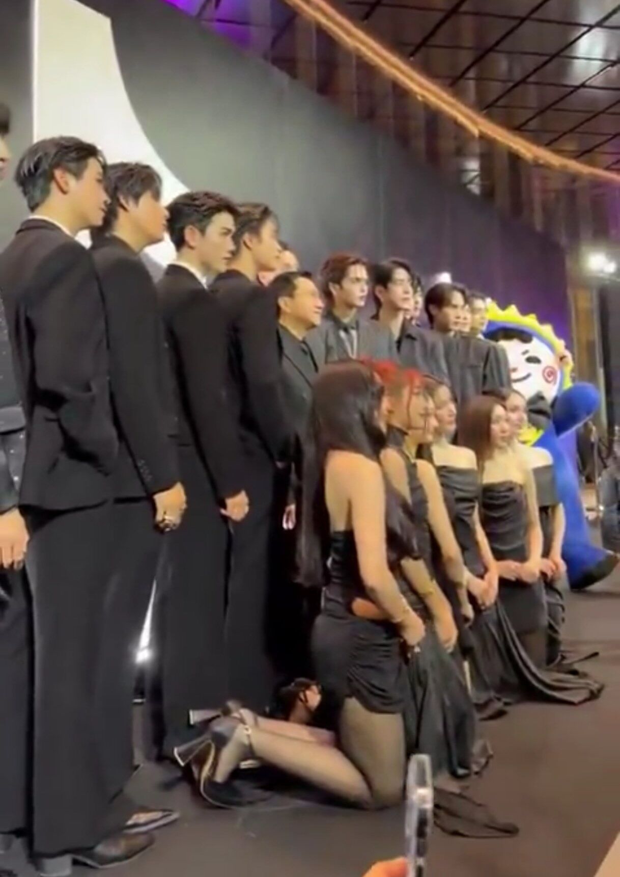 ▲泰國女明星下跪拍照。(圖/翻攝自Threads)