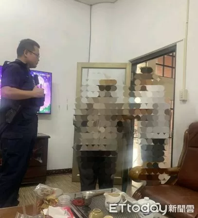 ▲東港警方幫助陳姓阿嬤平安返家。(圖/記者陳崑福翻攝)