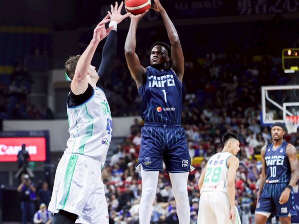 ▲勇士吳永盛、古德溫、莫巴耶、哥倫特、吳永仁。(圖/勇士提供)