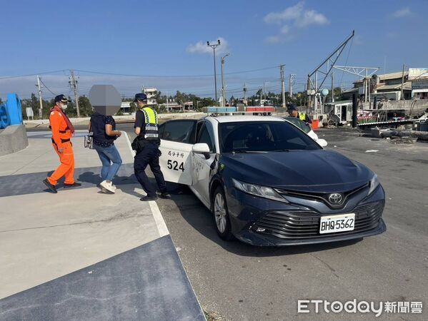 ▲▼ 海巡出港查驗比對揭露通緝身分 東石安檢所假日精準攔查 。(圖/海巡署中部分署第四岸巡隊提供)