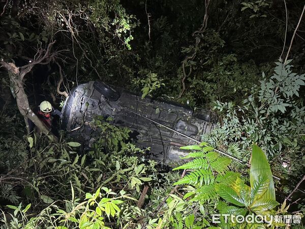 ▲陳男開車在妻子返家途中,不慎滑落山谷左腿遭車輛夾困。(圖/記者陸運陞翻攝)