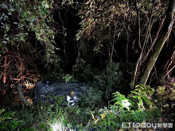 ▲陳男開車在妻子返家途中,不慎滑落山谷左腿遭車輛夾困。(圖/記者陸運陞翻攝)