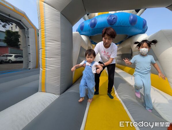 ▲妃妃姐姐太空探索萌樂園在武聖夜市登場,吸引大批親子到場同樂。(記者林東良翻攝,下同)