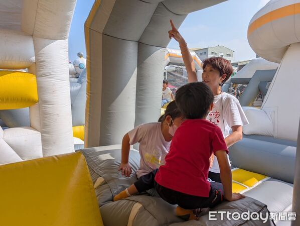 ▲妃妃姐姐太空探索萌樂園在武聖夜市登場,吸引大批親子到場同樂。(記者林東良翻攝,下同)