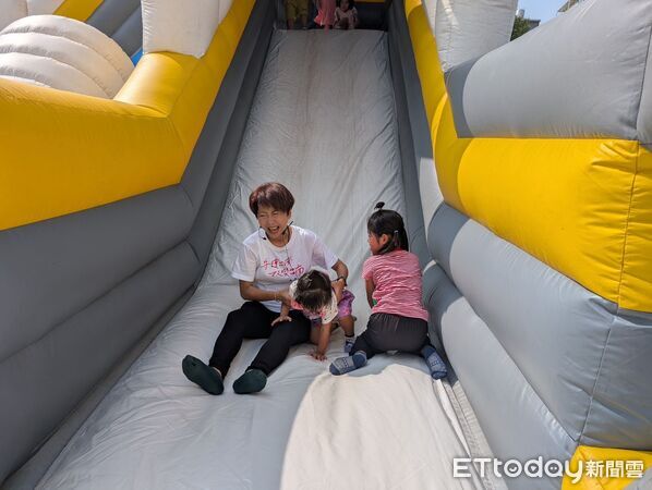 ▲妃妃姐姐太空探索萌樂園在武聖夜市登場,吸引大批親子到場同樂。(記者林東良翻攝,下同)