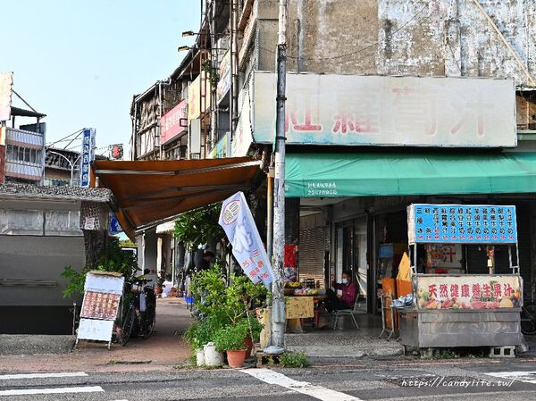 ▲▼台中隱藏版古早味剉冰店「三嫂木瓜牛奶」,三種冰、芒果青剉冰只要30元。(圖/部落客糖糖提供)