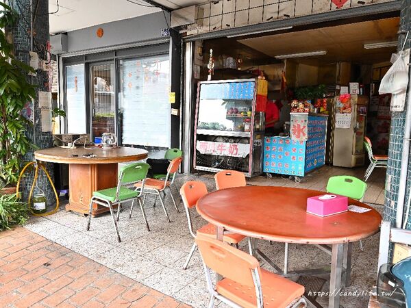 ▲▼台中隱藏版古早味剉冰店「三嫂木瓜牛奶」,三種冰、芒果青剉冰只要30元。(圖/部落客糖糖提供)