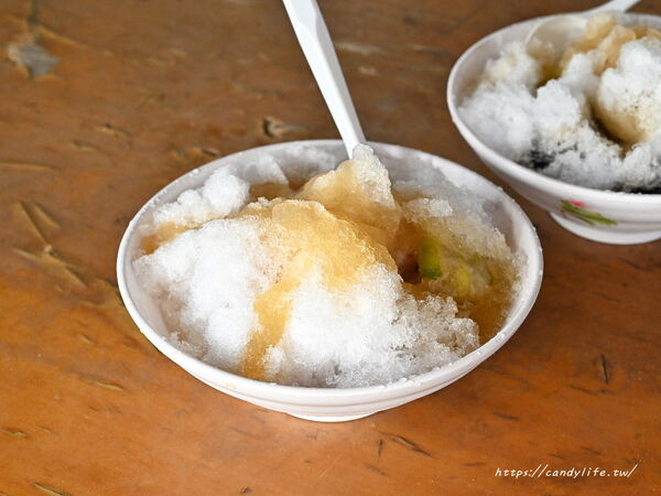 ▲▼台中隱藏版古早味剉冰店「三嫂木瓜牛奶」,三種冰、芒果青剉冰只要30元。(圖/部落客糖糖提供)