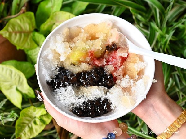 ▲▼台中隱藏版古早味剉冰店「三嫂木瓜牛奶」,三種冰、芒果青剉冰只要30元。(圖/部落客糖糖提供)